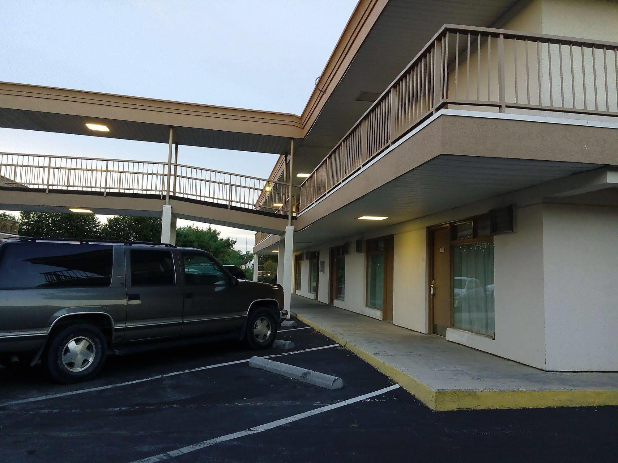 Days Inn Lexington Park Exterior photo