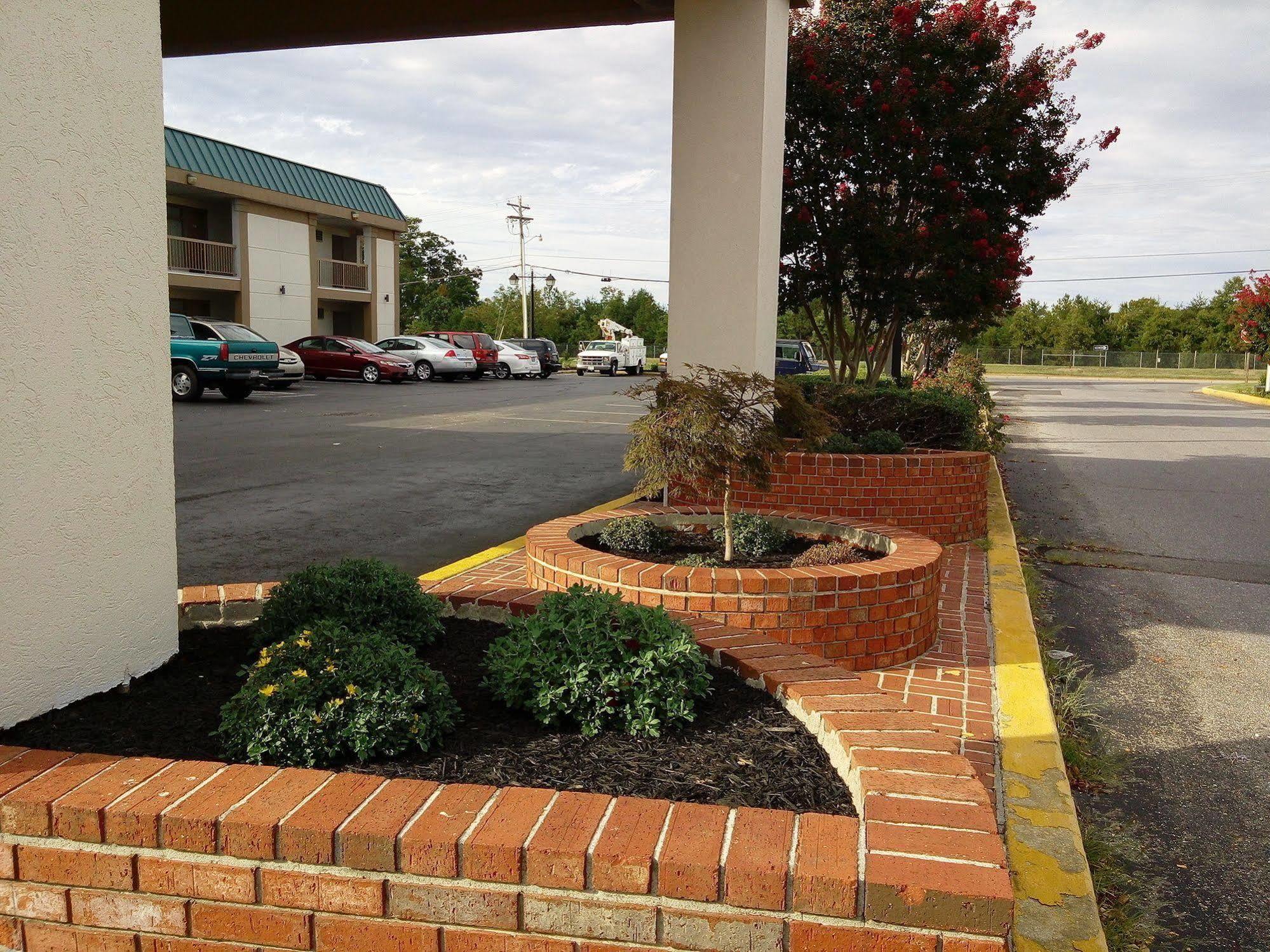 Days Inn Lexington Park Exterior photo